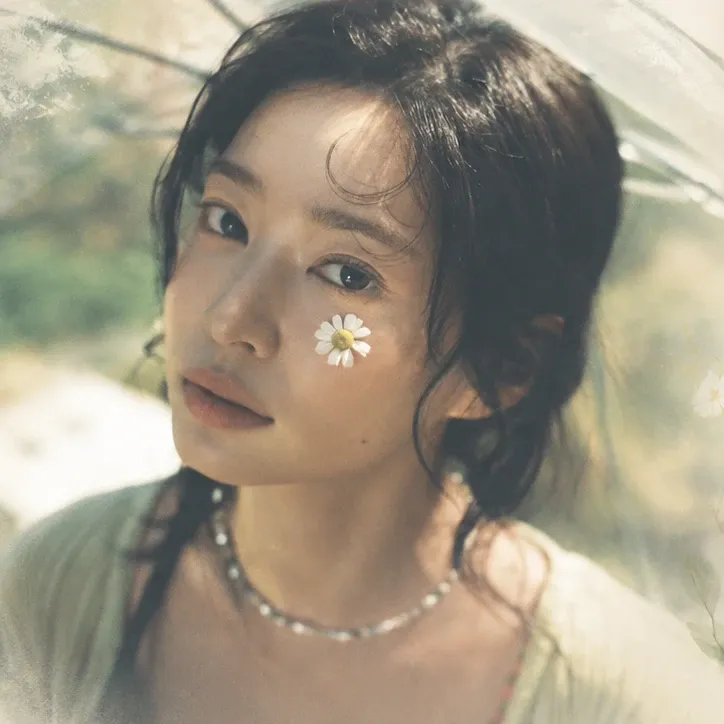 Behind-the-scenes cut of Kim Minju