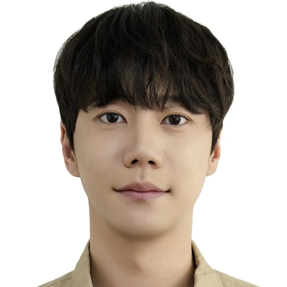 Behind-the-scenes cut of Lee Junyoung