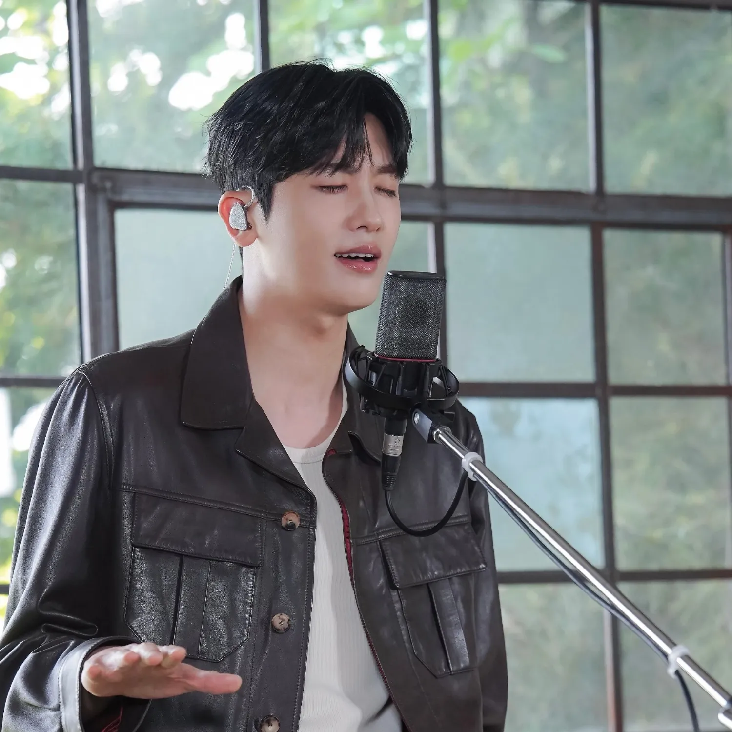 Behind-the-scenes cut of Park Hyungsik