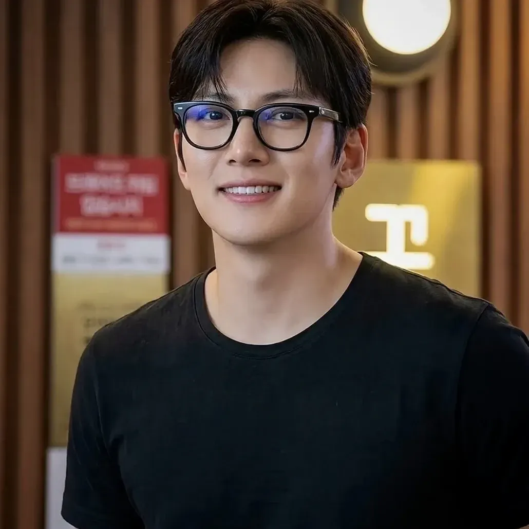 Behind-the-scenes cut of Ji Changwook