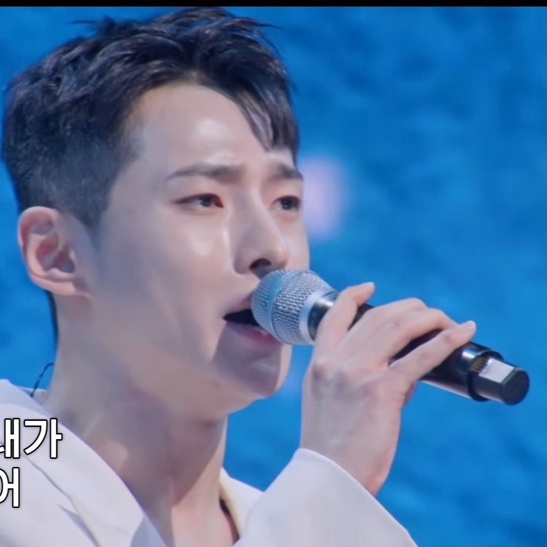 A moment captured by a fan of Seong Ri