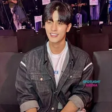 Behind-the-scenes cut of Sunghoon