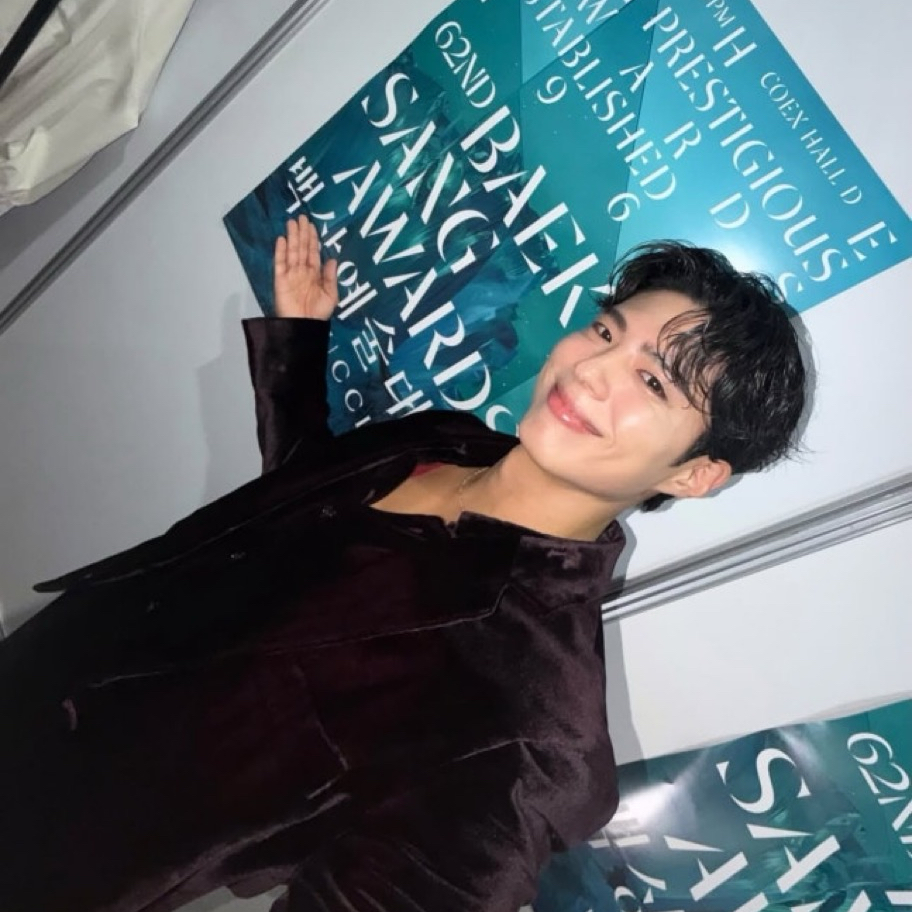 A moment captured by a fan of Park Bogum