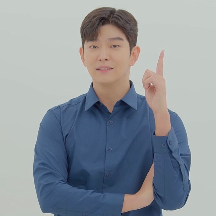 A moment captured by a fan of Yoon Kyunsang