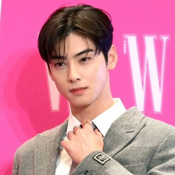 Recent activity shot of Cha Eunwoo