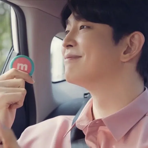 A moment captured by a fan of Yoon Kyunsang
