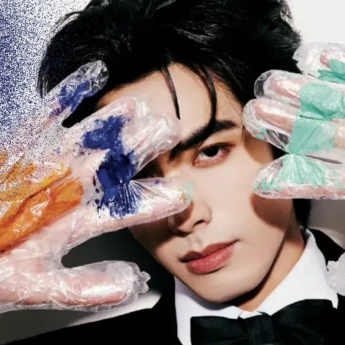 Behind-the-scenes cut of Song WeiLong