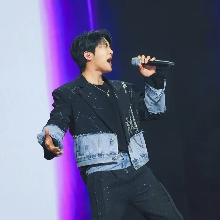 A moment captured by a fan of Hwang Yunsung