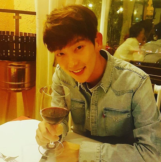 Behind-the-scenes cut of Lee Joongi