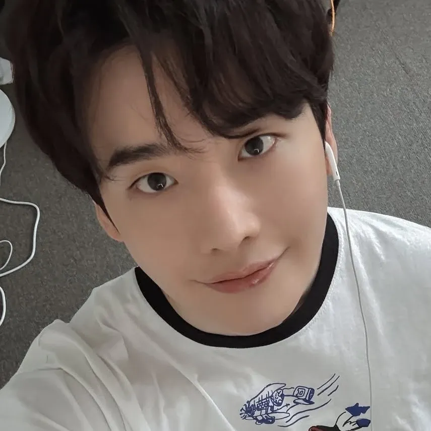 Recent activity shot of Lee Jongsuk