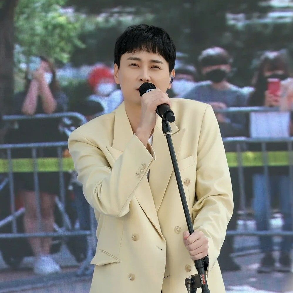 A moment captured by a fan of Min Kyunghoon