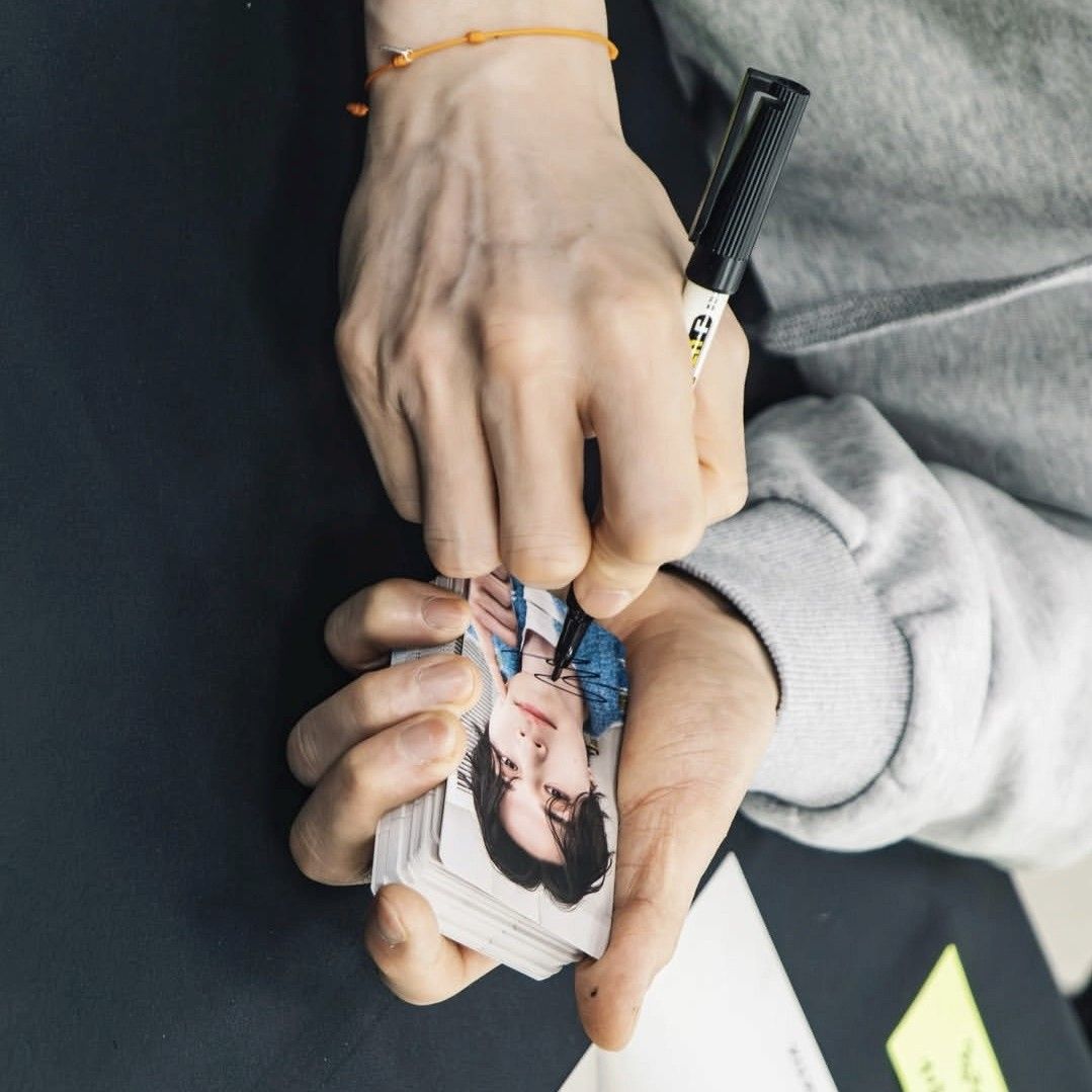 A moment captured by a fan of Lee Dongwook