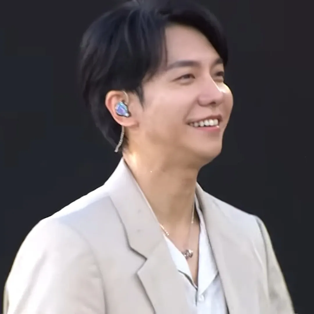 Momen yang diabadikan oleh penggemar Lee Seunggi