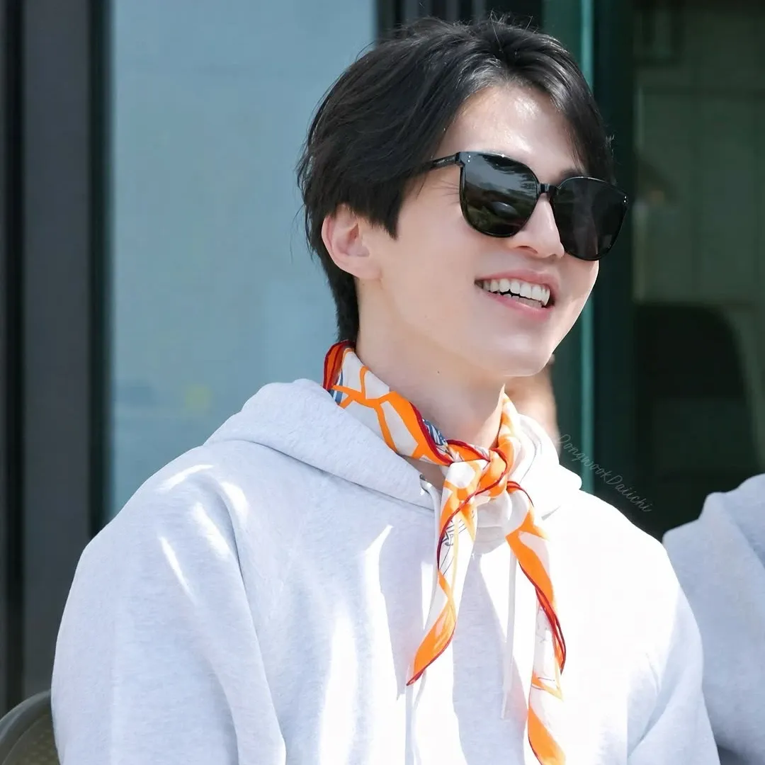 Behind-the-scenes cut of Lee Dongwook