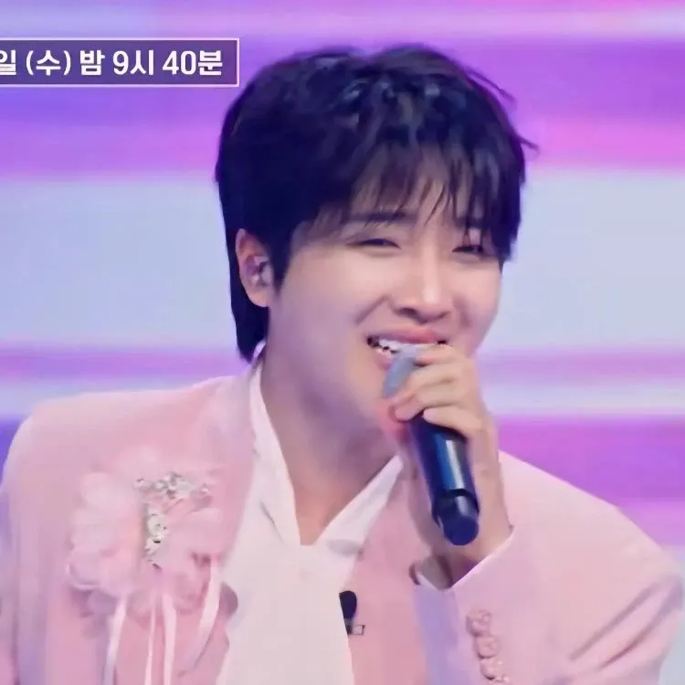 A moment captured by a fan of Hwang Yunsung