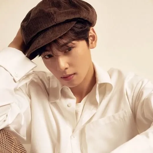 Behind-the-scenes cut of Cha Eunwoo