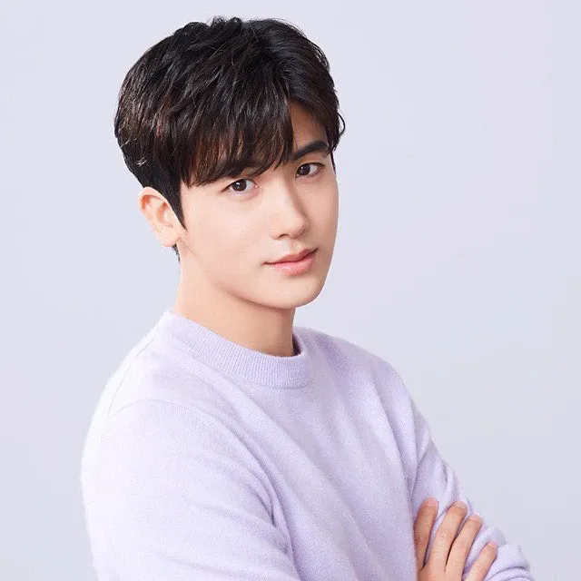 A moment captured by a fan of Park Hyungsik