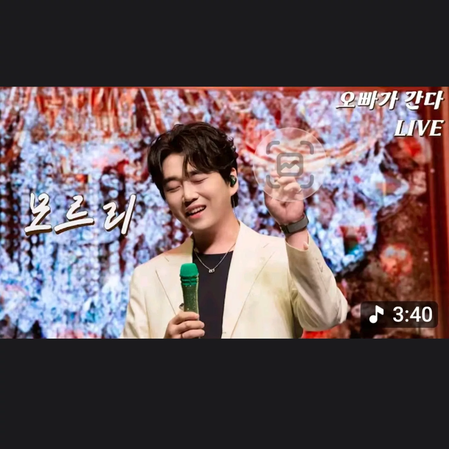 Momen yang diabadikan oleh penggemar Hwang Youngwoong