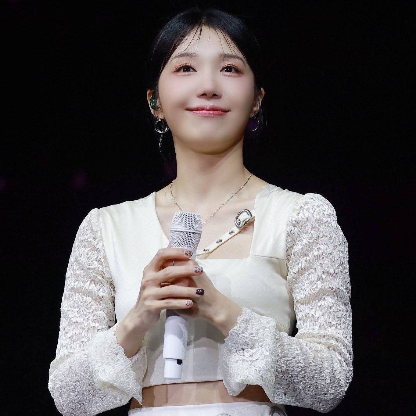 A moment captured by a fan of Jung Eunji