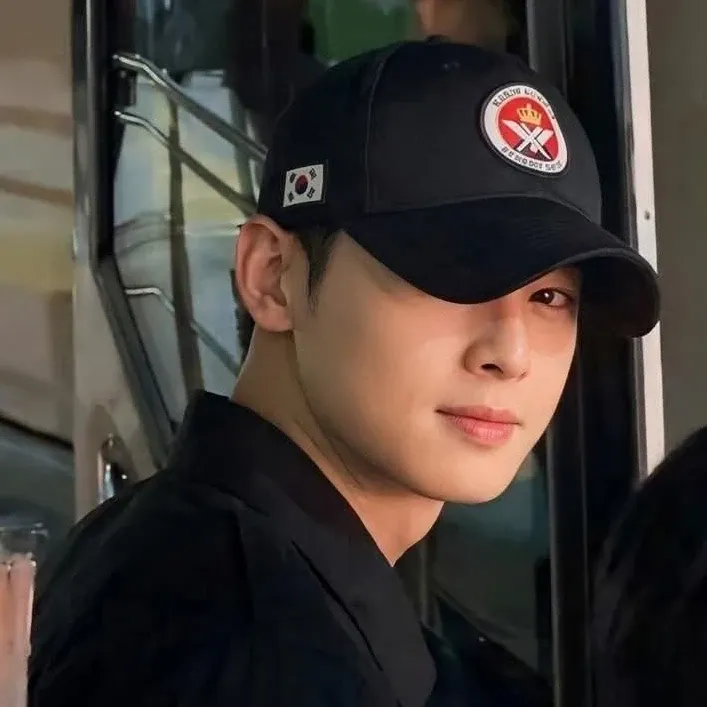 Behind-the-scenes cut of Cha Eunwoo