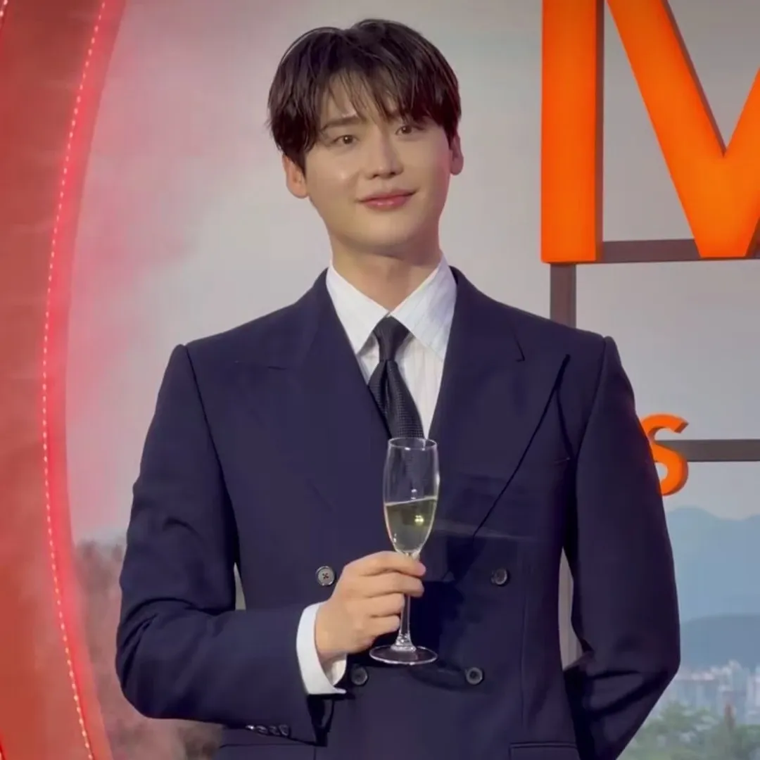 A moment captured by a fan of Lee Jongsuk