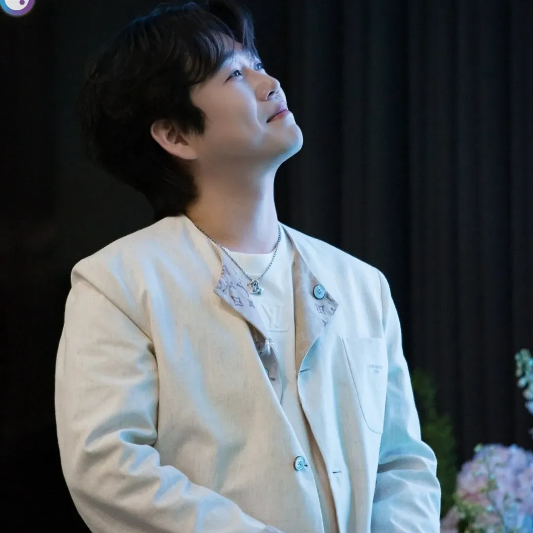 A moment captured by a fan of Hwang Youngwoong