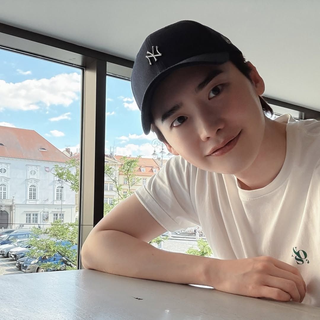 A moment captured by a fan of Lee Jongsuk