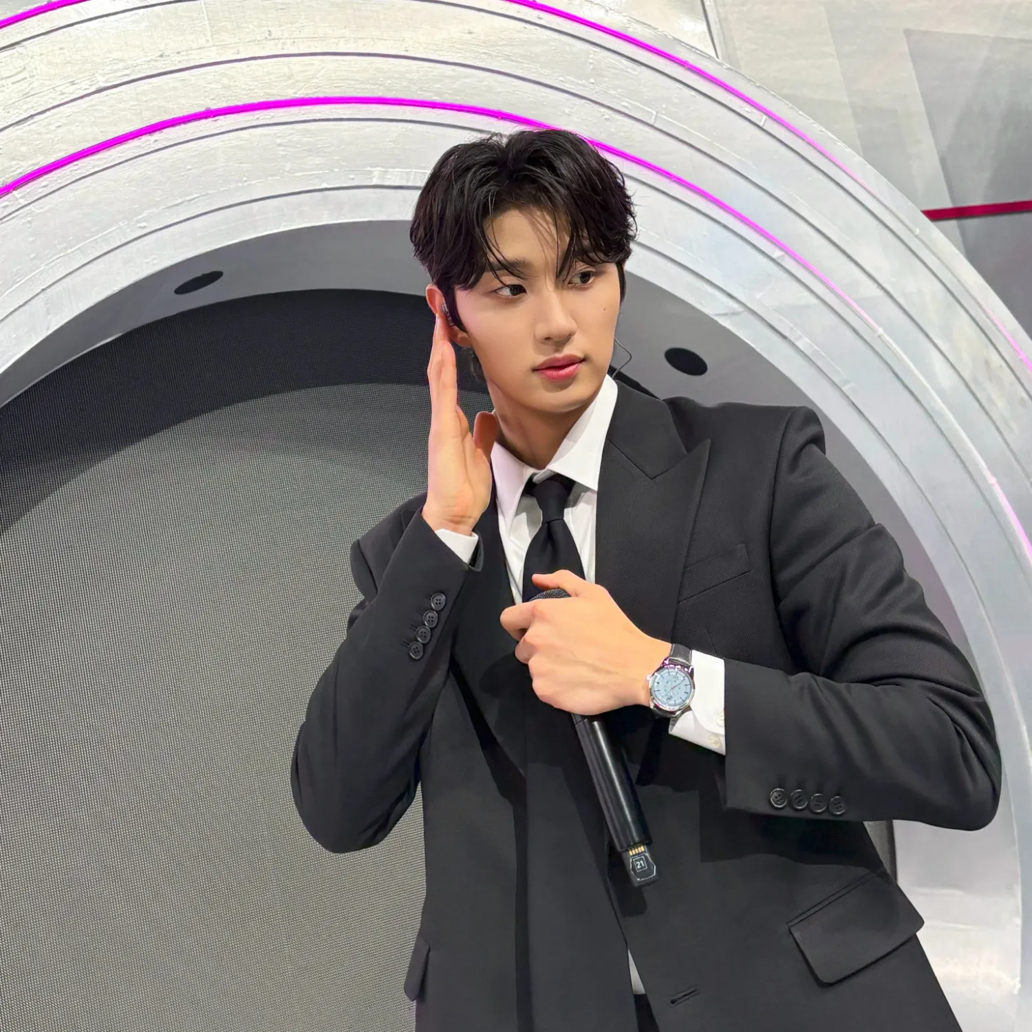 A moment captured by a fan of Kim Jaewon