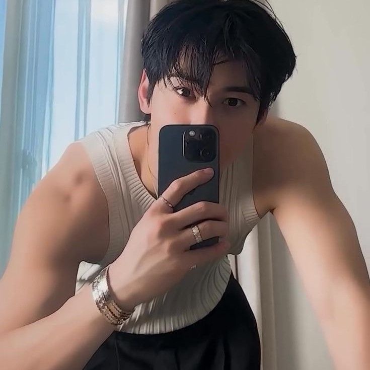 Recent activity shot of Cha Eunwoo