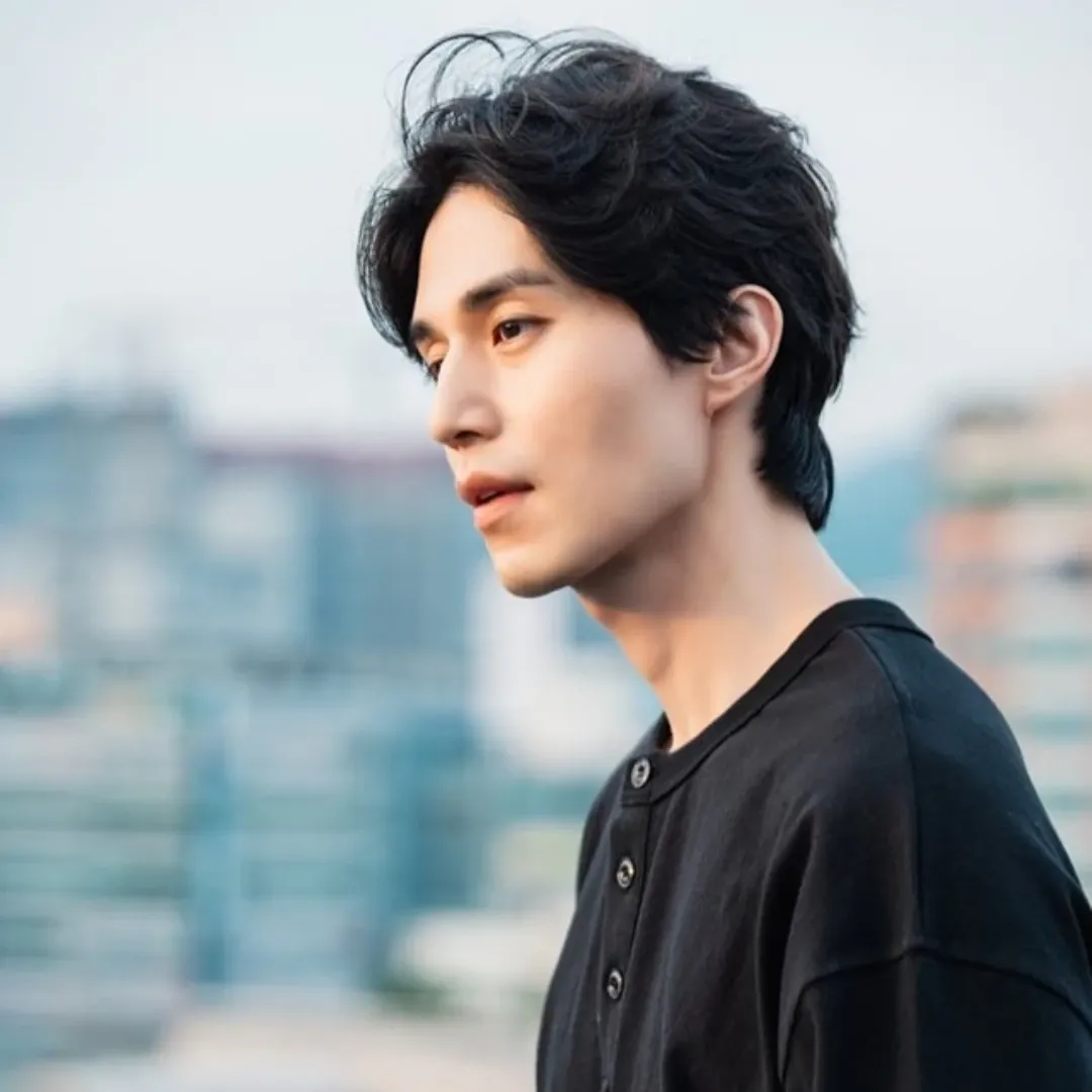 Recent activity shot of Lee Dongwook