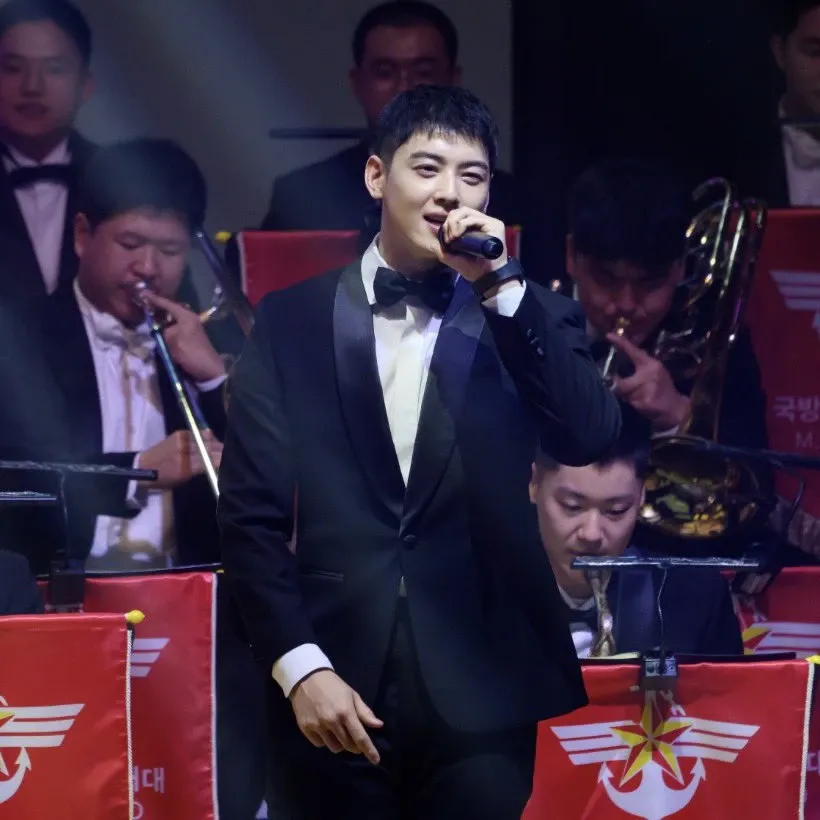 A moment captured by a fan of Cha Eunwoo