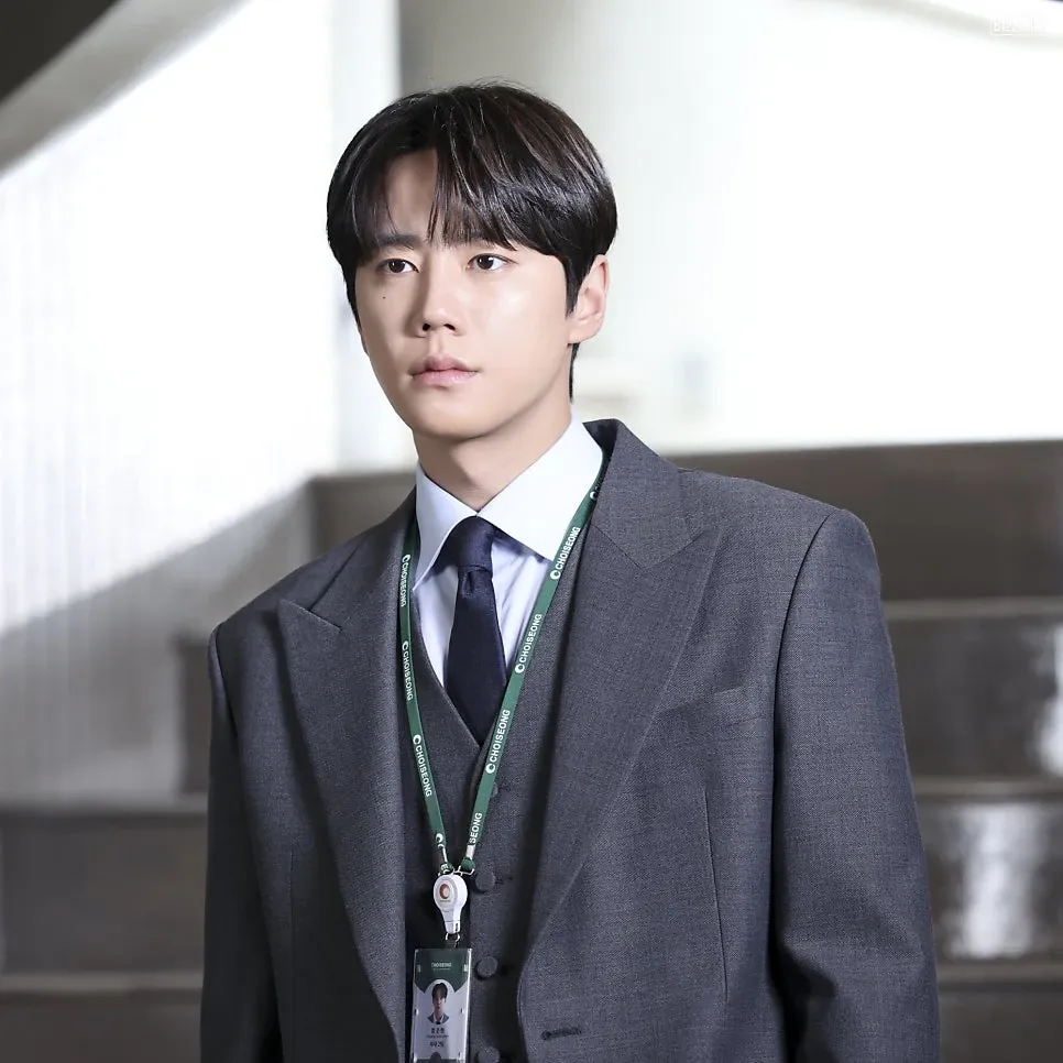 Behind-the-scenes cut of Lee Junyoung