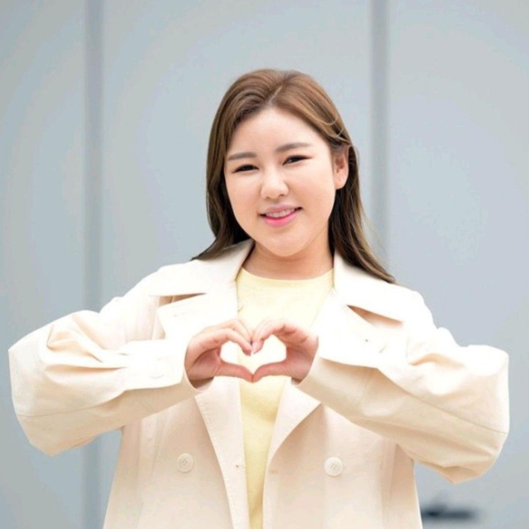 A moment captured by a fan of Song Gain