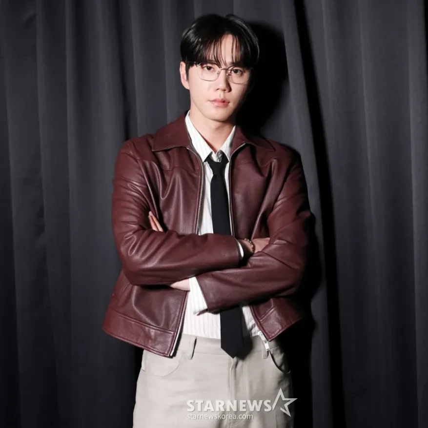 Behind-the-scenes cut of Lee Junyoung