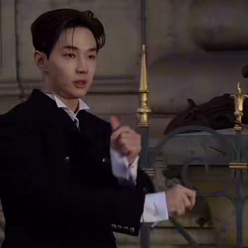 A moment captured by a fan of Henry