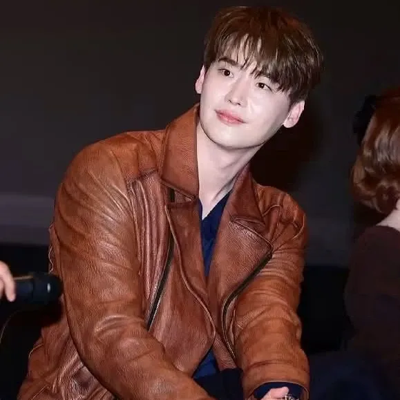 Recent activity shot of Lee Jongsuk