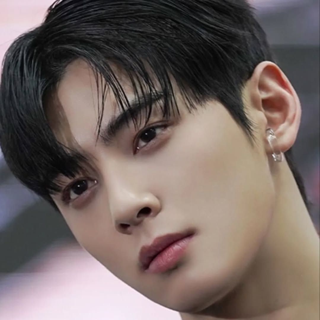 Behind-the-scenes cut of Cha Eunwoo