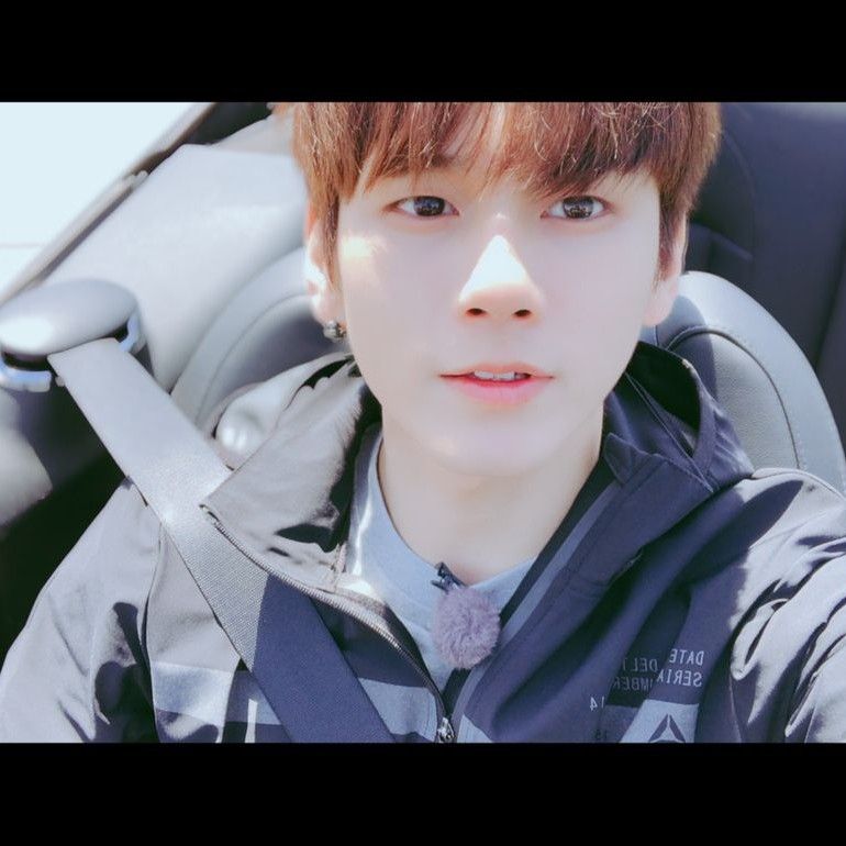 粉丝拍下的邕圣祐瞬间