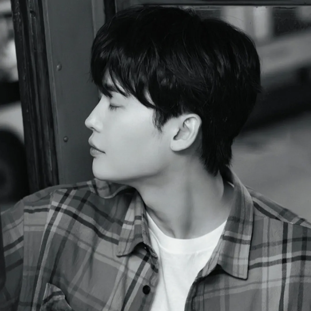 Recent activity shot of Lee Jongsuk