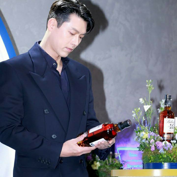 Momen yang diabadikan oleh penggemar Hyun Bin