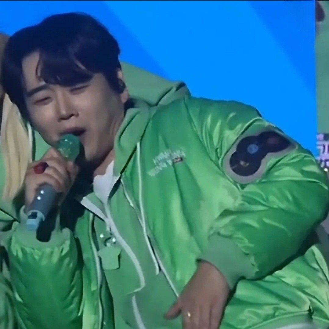 A moment captured by a fan of Hwang Youngwoong