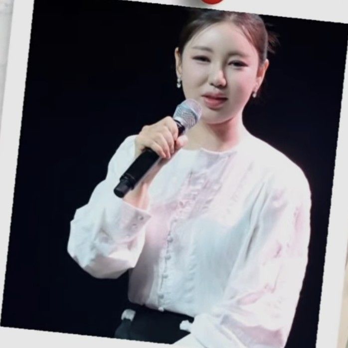 A moment captured by a fan of Song Gain