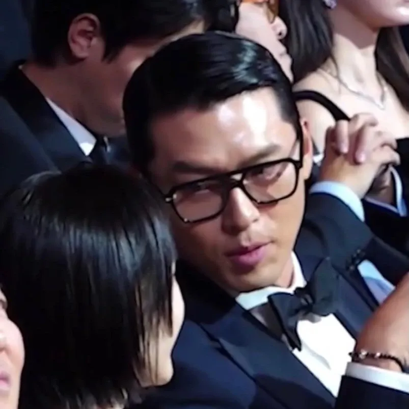 Momen yang diabadikan oleh penggemar Hyun Bin