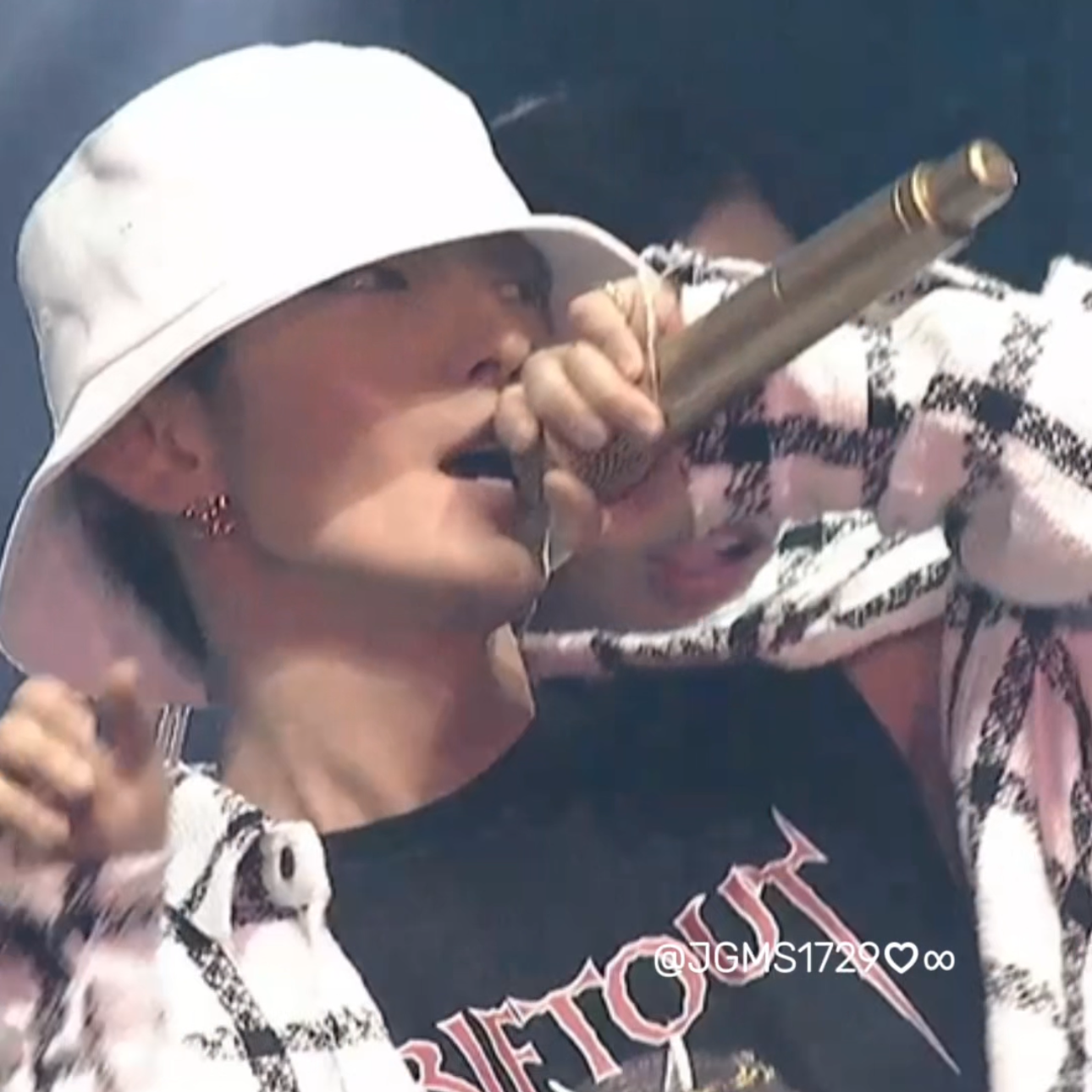 Behind-the-scenes cut of Lee Joongi