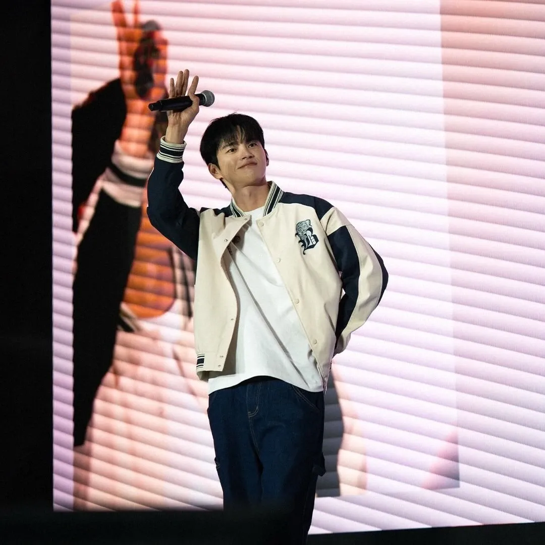 A moment captured by a fan of Seo Inguk
