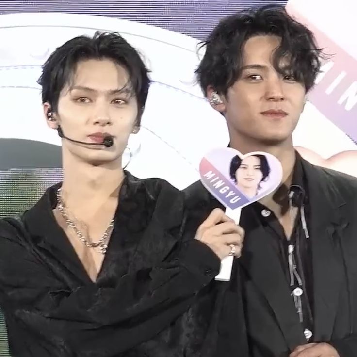 Konten selebriti populer yang sedang hangat di komunitas