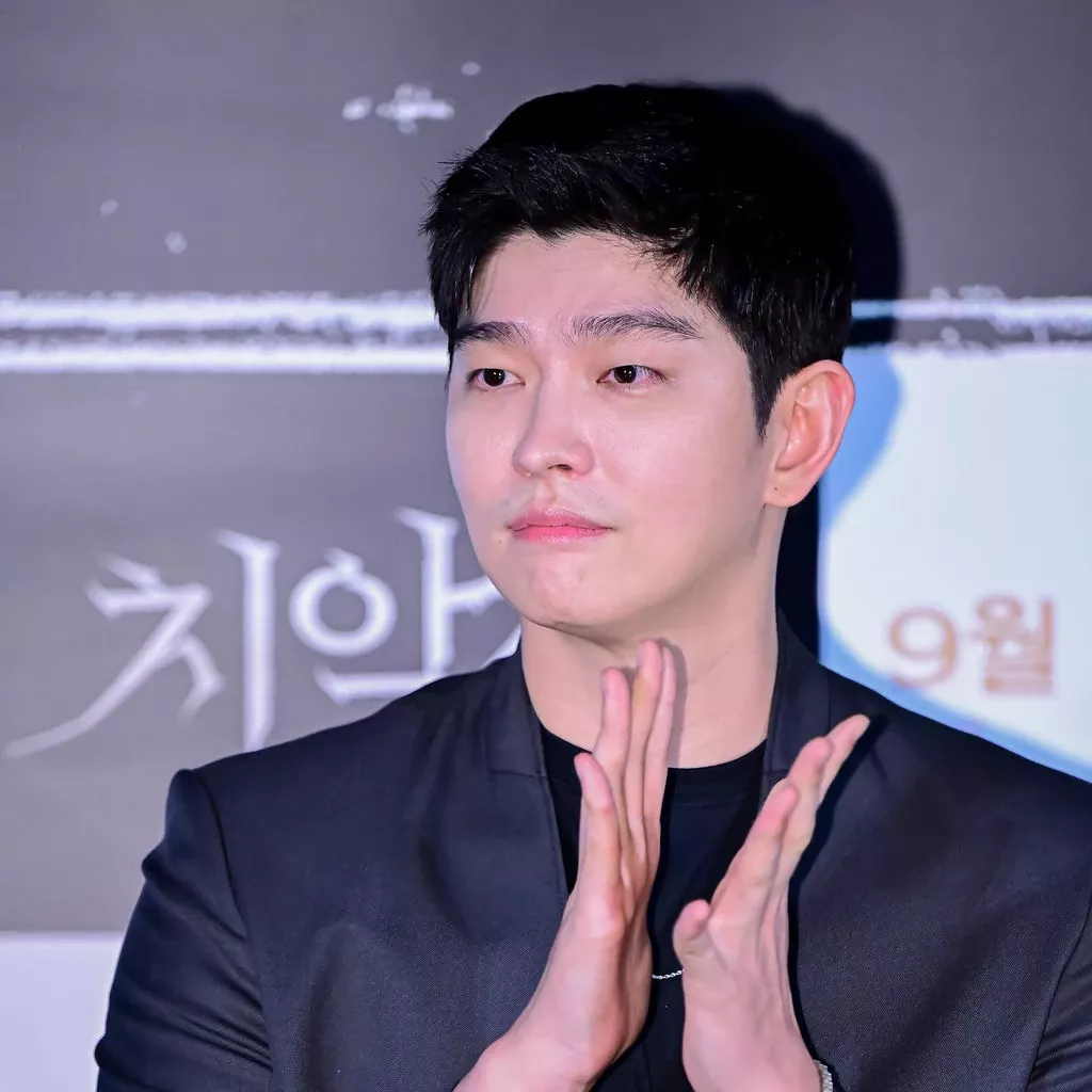 Behind-the-scenes cut of Yoon Kyunsang