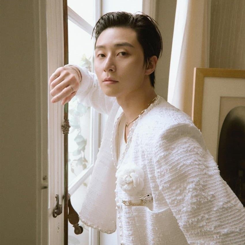 A moment captured by a fan of Park Seojoon