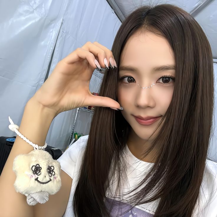 Behind-the-scenes cut of Jisoo (1995)