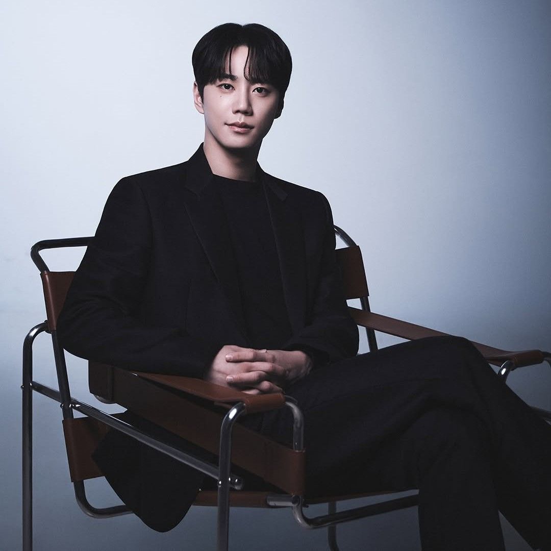 Behind-the-scenes cut of Lee Junyoung
